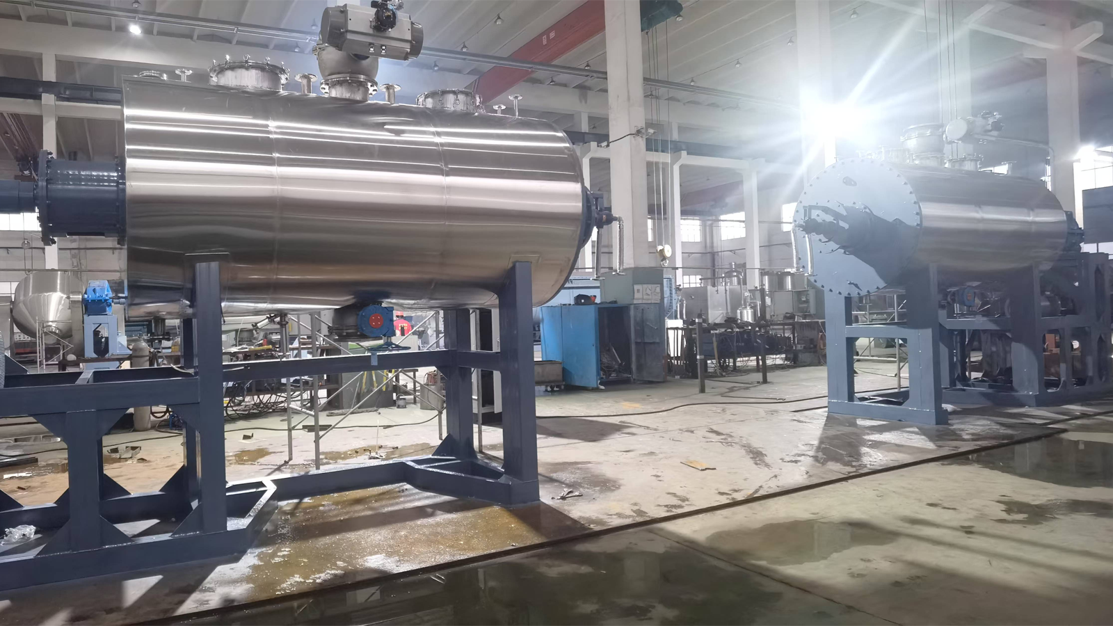 Harrow/rake vacuum dryer