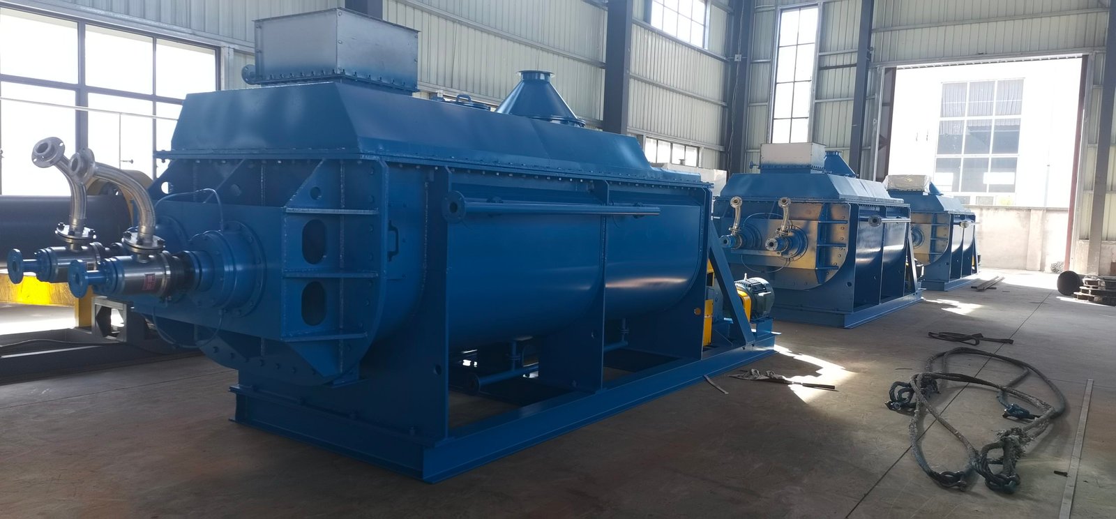 - Continuous or batch drying of granular, powdery, and pasty materials
- Drying heat-sensitive materials with mild agitation
- Efficient heat transfer through jacketed or hollow paddles
- Removing moisture or solvents in chemical, pharmaceutical, and food processing
- Also suitable for cooling, heating, and mixing operations